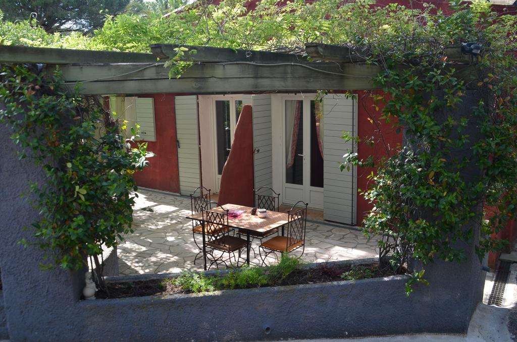 Les Mayombes Bed & Breakfast Roquebrune-sur-Argens Exterior photo